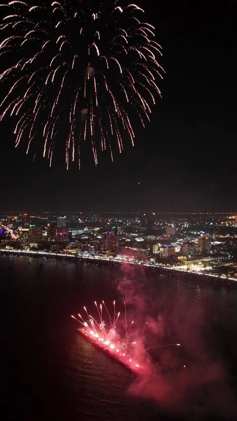 Spectacular Fireworks Exploding Over Pattaya, Thailand at Night Vídeos de archivo 335842705