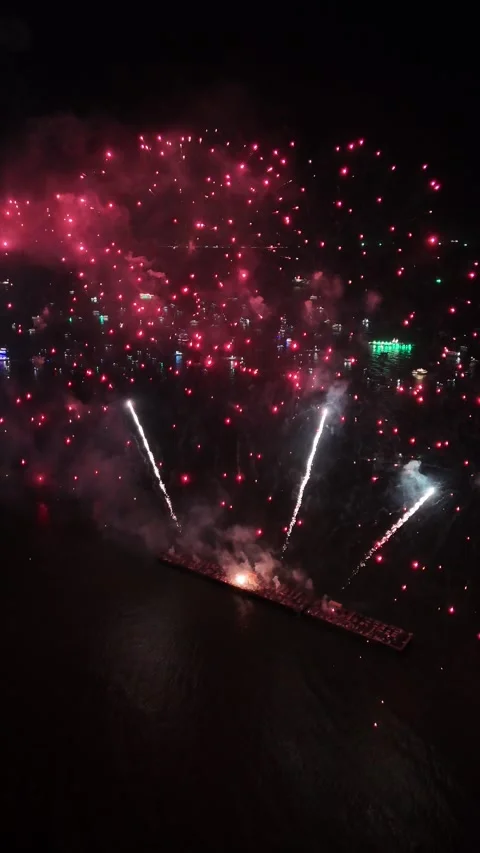 Spectacular Fireworks Exploding Over the Sea from Barge at Night in Pattaya, Vídeos de archivo 335843667