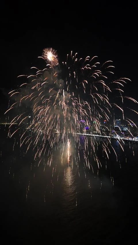 Spectacular Fireworks Exploding Over Water at Night in Pattaya, Thailand Stock-Footage 335843998