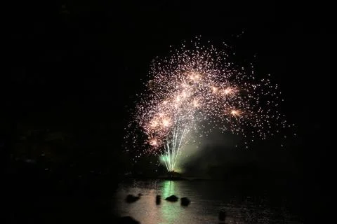 Spectacular fireworks explosion reflected in the waters Fotos de archivo