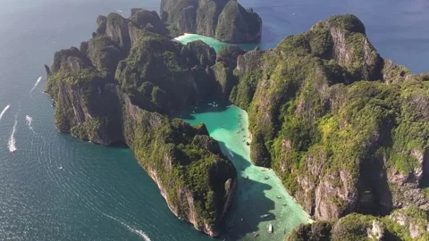 Spectacular Koh Phi Phi Lee Island in Thailand. Aerial of lagoon and Maya Beach Stock Footage 300381627