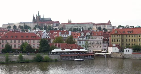 Spectacular mountain range with snow-capped peaks and dramatic skies in the Stockbeeldmateriaal 283794946