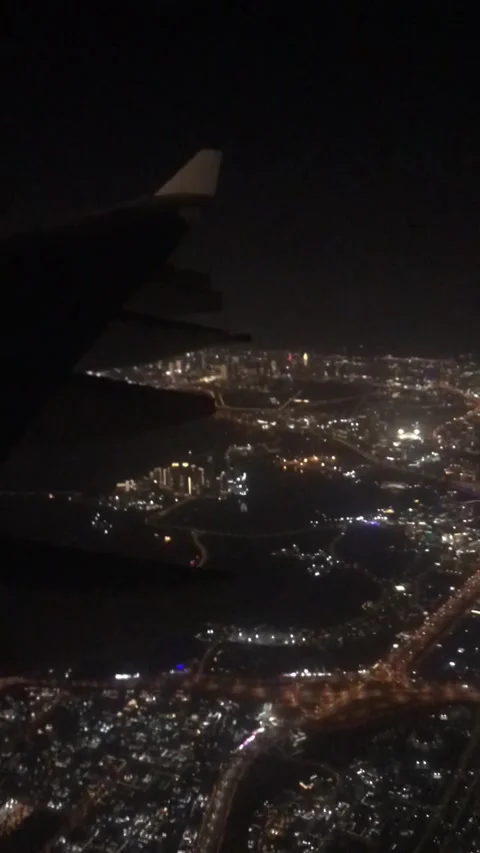 Spectacular Night Arrival Over Dubai City Lights from Airplane Window 库存影片 340649646