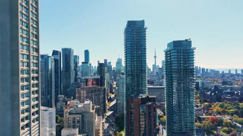 Spectacular panoramic drone view of modern Downtown skyscrapers and Lake Ontario 库存影片 320534367