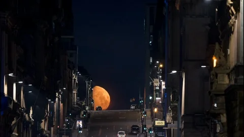 Spectacular setting moon over St. Vincent Street in Glasgow Stock Footage 122402432