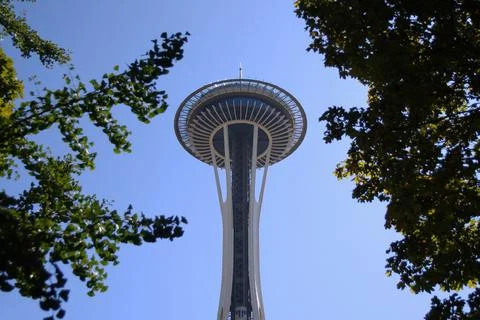 The spectacular Space Needle below the trees Stock Photos