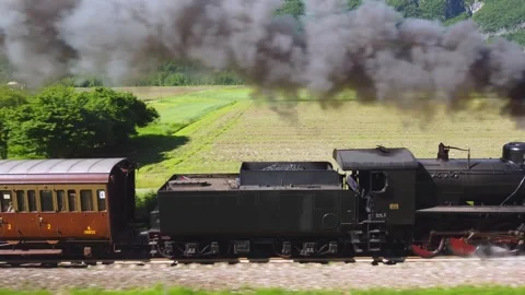 Spectacular steam train that smokes Vídeos de archivo 277214029