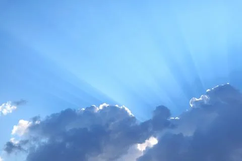 Spectacular Sun Rays Shining Through the Fluffy Clouds Stockfoto's