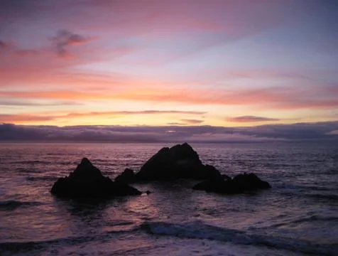 Spectacular sunset at Point Lobos looking out at Seal Rocks, San Francisco 库存照片