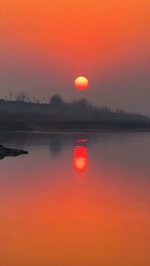 Spectacular Timelapse: Sunset Reflected on Water in Tibet, China 動画素材 336069489