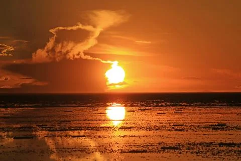 Spectacular view of sunset reflection on the flooded Uyuni Salt Flats of Bolivia Fotos Stock