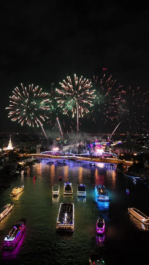 Spectacular Vijit Chao Phraya Fireworks Exploding Over River in Bangkok, Video stock 335847448
