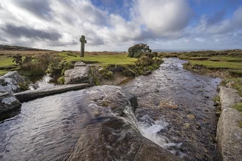 Spectacular winter light at Windy post waterfall and stone cross on Dartmoor Fotos Stock