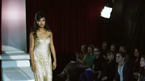 Spectators applauding models on catwalk runway at a fashion show Stock-Footage 32740607