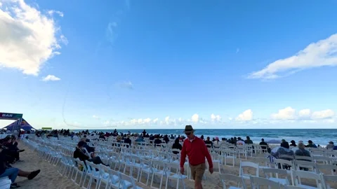 Spectators at Beach Aviation Event in Surfers Paradise Australia Vídeos de archivo 345017485