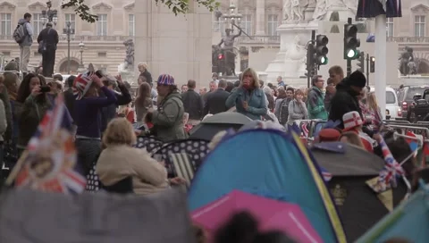 Spectators camped in front of Buckingham Palace Видео 5035836