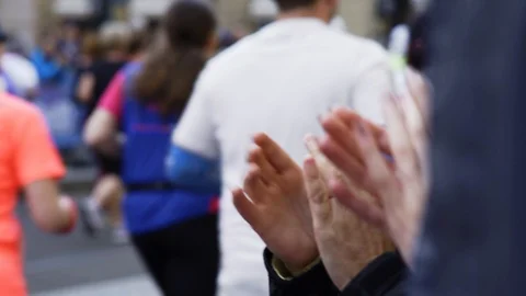 Spectators encourage half marathon runners Stock Footage 127647313