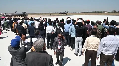 Spectators filming U.S. Air Force F-35A Lightning II at Aero India airshow 23 Vidéo 233256003
