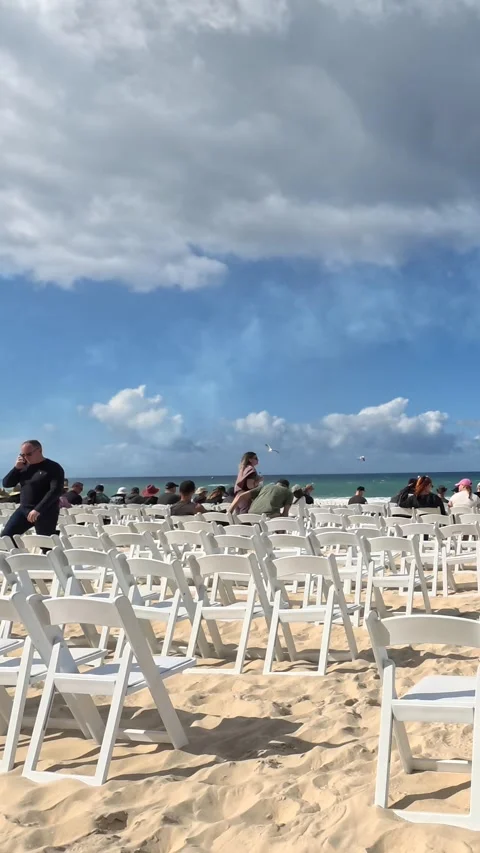 Spectators Sitting in White Chairs on Surfers Paradise Beach 库存影片 345017426