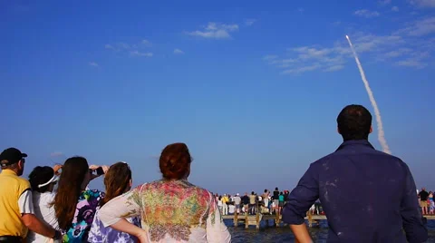 Spectators at Space Shuttle Discovery's final launch Vidéo 1099159