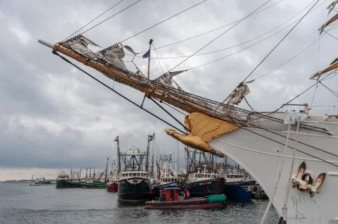 Spectators taking in the tall ship Eagle Foto stock