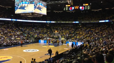 Spectators viewing basketball game Vidéo 45196926