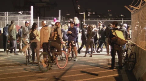 Spectators wait at 2016 Red Hook Crit cycle race Stock Footage 62746034