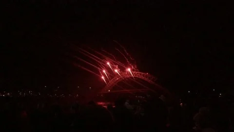Spectators watch colourful fireworks exploding on Silver Jubilee bridge, Vídeos de archivo 221396960