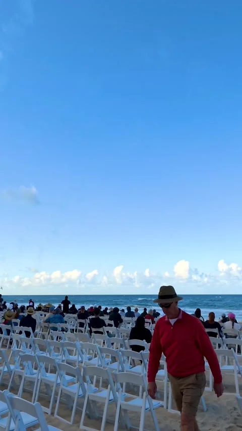 Spectators Watching Airshow from Beach Seating in Surfers Paradise 库存影片 345014586