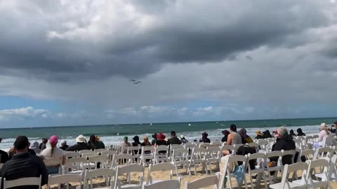 Spectators Watching Airshow from Beach Seating in Surfers Paradise 库存影片 345103139