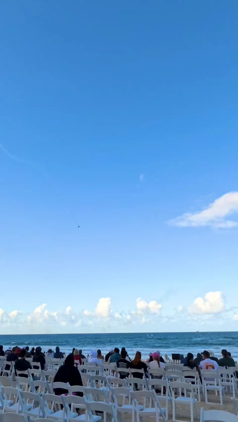 Spectators Watching Airshow Over the Ocean at Surfers Paradise Vídeo Stock 344948605