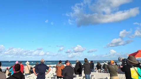 Spectators Watching Airshow Performance at Surfers Paradise Beach Vídeo Stock 344946431