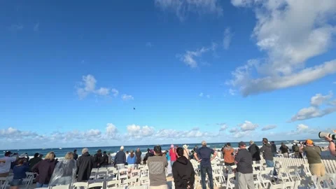 Spectators Watching Airshow Performance at Surfers Paradise Beach Vídeos de archivo 345012361