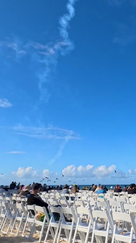 Spectators Watching Airshow Performance at Surfers Paradise Beach Vídeo Stock 345013971