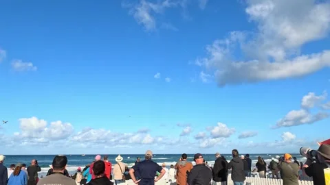 Spectators Watching Airshow Performance at Surfers Paradise Beach Vídeos de archivo 345014537