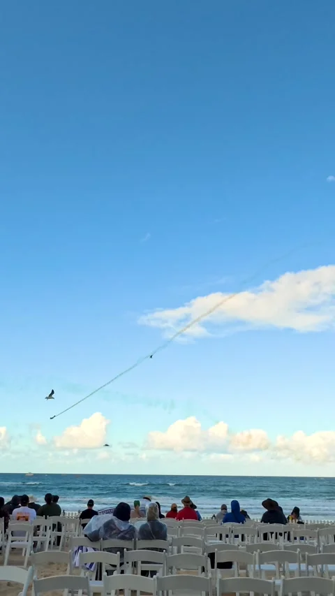 Spectators Watching Airshow Performance at Surfers Paradise Beach 库存影片 345014930