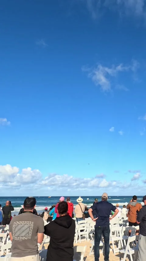 Spectators Watching Airshow Performance at Surfers Paradise Beach Vídeo Stock 345102062