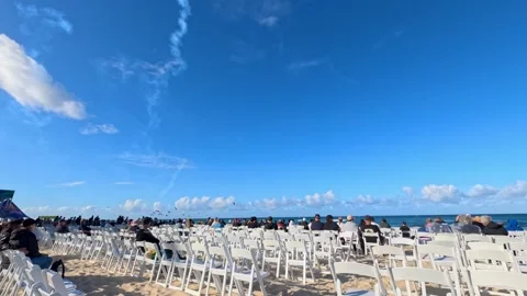 Spectators Watching Airshow Performance at Surfers Paradise Beach 库存影片 345112115