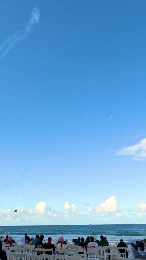 Spectators Watching Aviation Display at Surfers Paradise Beach 库存影片 345013930