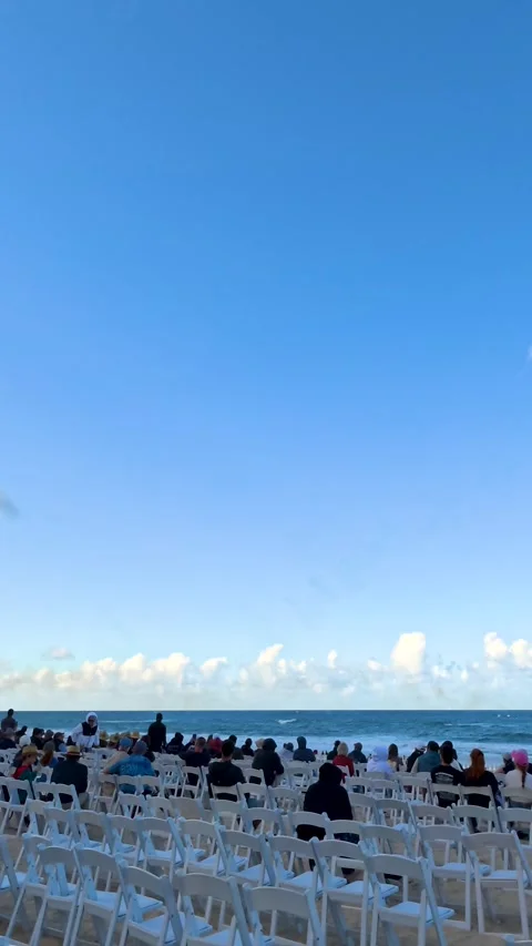 Spectators Watching Aviation Display at Surfers Paradise Beach Vídeo Stock 345015936