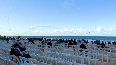 Spectators Watching Coastal Airshow Performance at Surfers Paradise Beach 库存影片 345017450