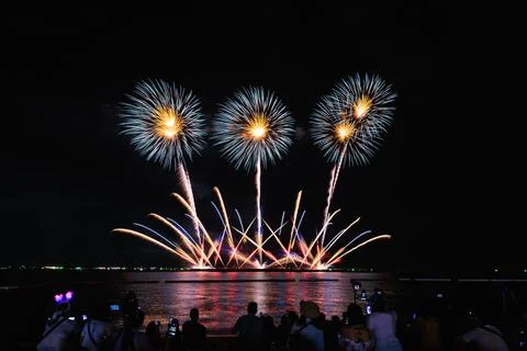 Spectators Watching Colorful Fireworks Exploding Over Ocean At Night Festiv.. 스톡 사진