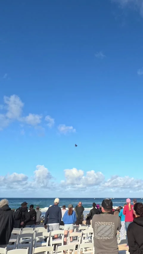 Spectators Watching Jet Flyover at Surfers Paradise Beach Vídeo Stock 345013917