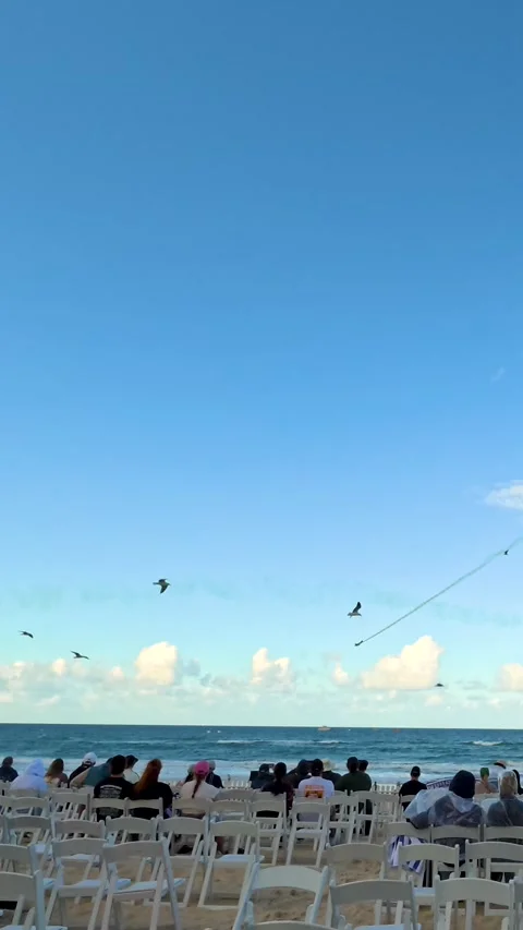 Spectators Watching Pacific Airshow Performance at Surfers Paradise Beach 库存影片 344946505