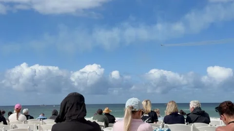 Spectators Watching Pacific Airshow Performance at Surfers Paradise Beach Vídeo Stock 345016050