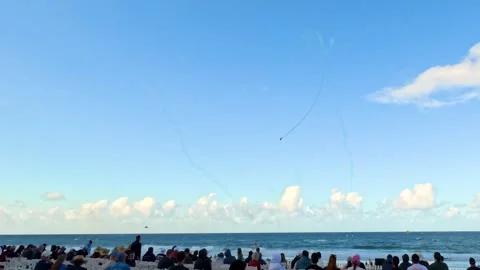 Spectators Watching Pacific Airshow Stunts at Surfers Paradise Beach Vídeo Stock 345100481