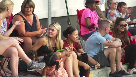 Spectators watching a parade, in slow motion. Stockbeeldmateriaal 162792367