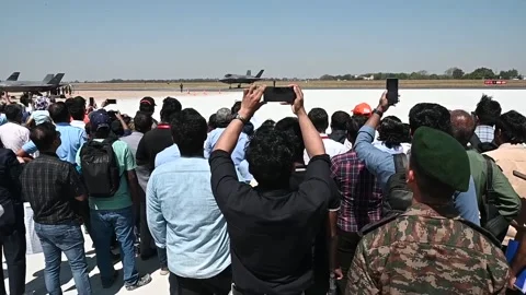 Spectators watching U.S. Air Force F-35A Lightning II at Aero India airshow  Vídeos de archivo 233255998