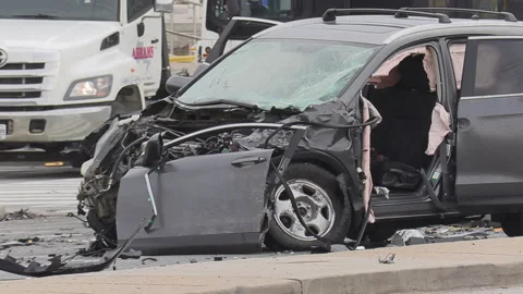 Spectaular car accident in city intersection with police and fire on scene Vídeo Stock 146098654