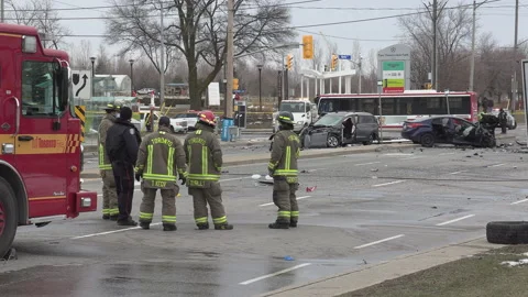 Spectaular car accident in city intersection with police and fire on scene Vídeo Stock 146100054